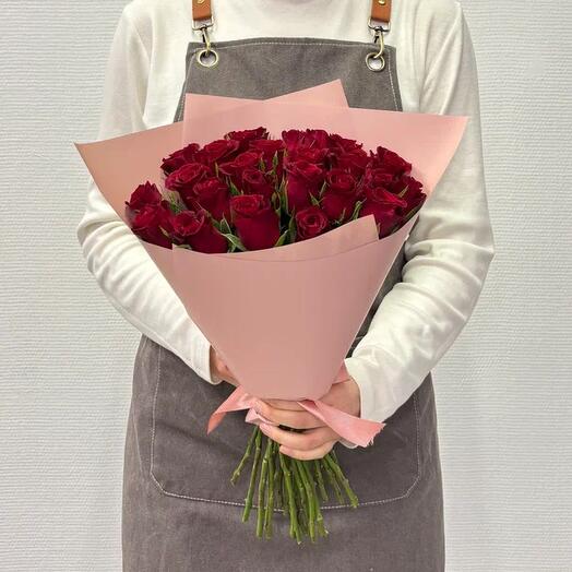 Ramo de flores de 25 rosas rojas de Kenia en un paquete de color rosa ahumado