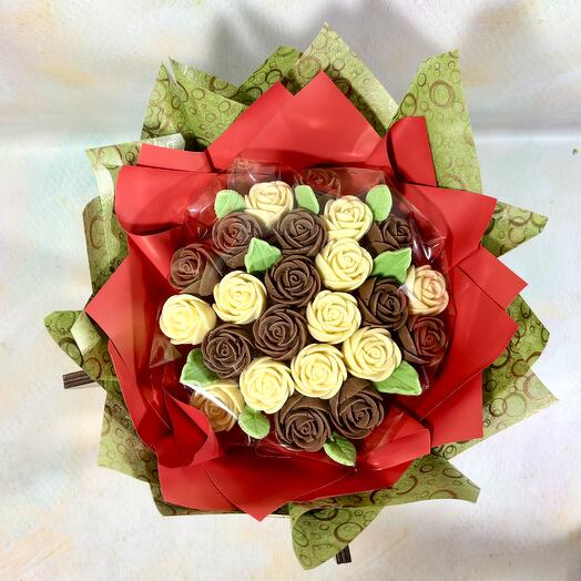 Букет роз из белого и молочного шоколада