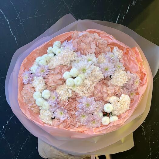 Пышный букет с гортензией, кустовой хризантемой и гвоздикой