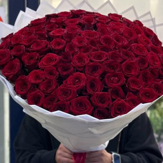Букет алых роз 71 шт