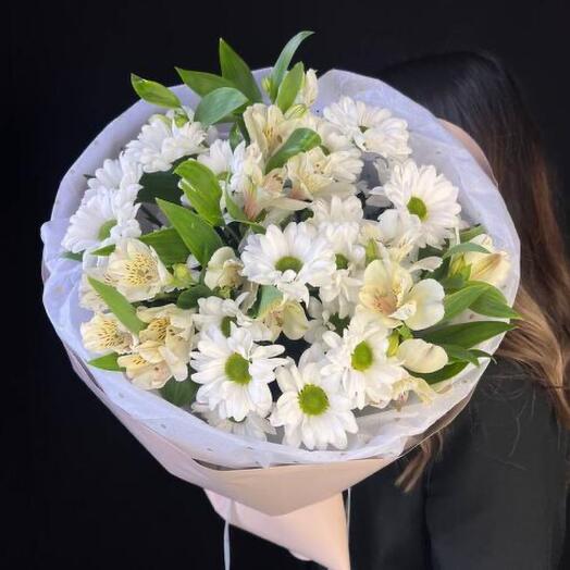 Кустовые ромашки с альстомерией