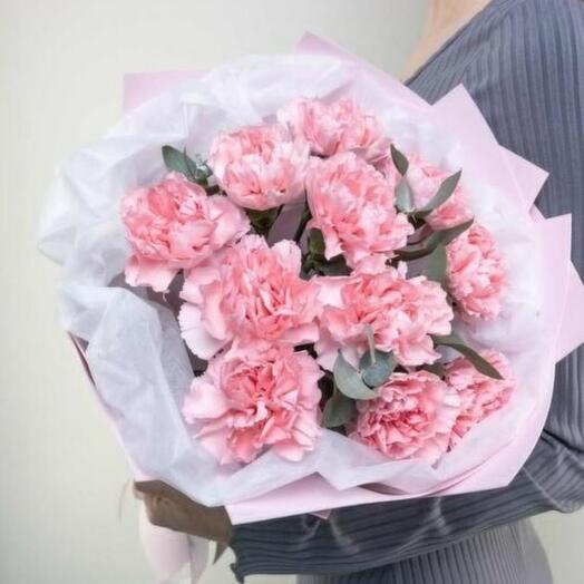 Букет с нежно-розовой гвоздикой