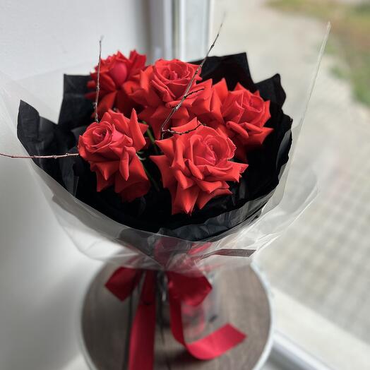 Стильный букет из французской розы с декоративными веточками в аквабоксе