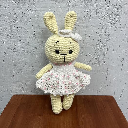 Вязаная игрушка «желтый зайчик в белом платье»