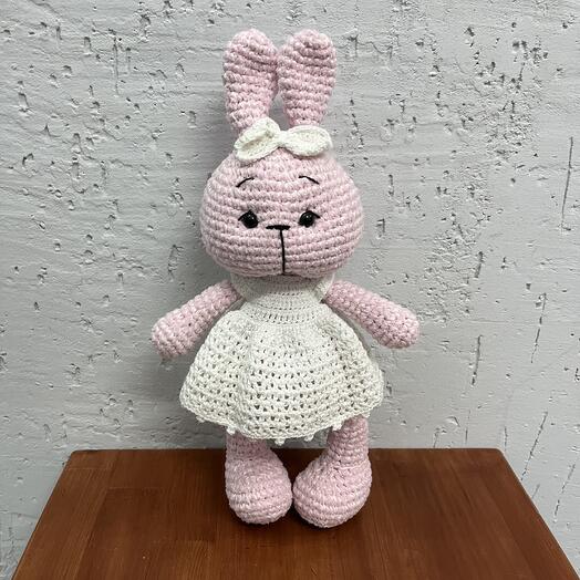 Вязаная игрушка «розовый зайчик»