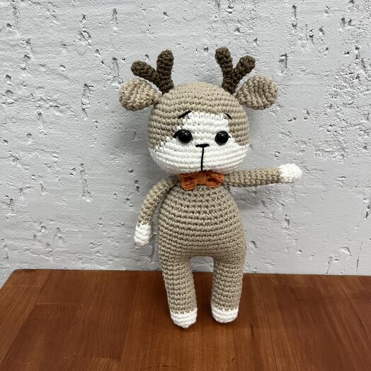 Вязаная игрушка «олененок с оранжевым бантиком»