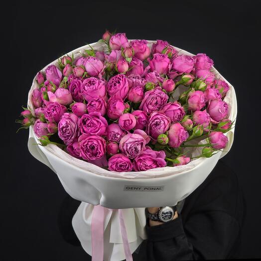 Monobucket "Pink Bubbles" made of bushy peony-shaped roses