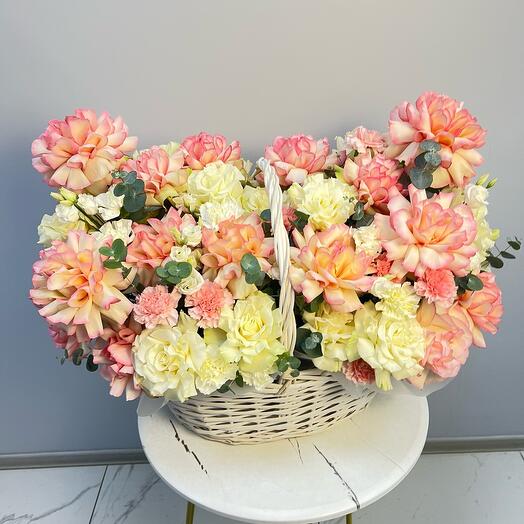 Корзина - гигант из ажурных роз