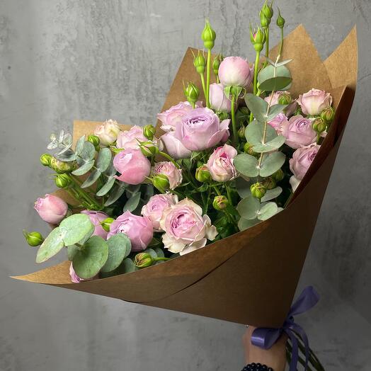 Rosas de peonía de arbusto 5pcs con eucalipto en un ramo de lirios de Lavanda