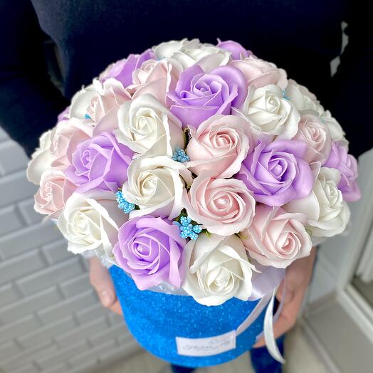 Ramo de rosas de jabón en Caja azul brillante