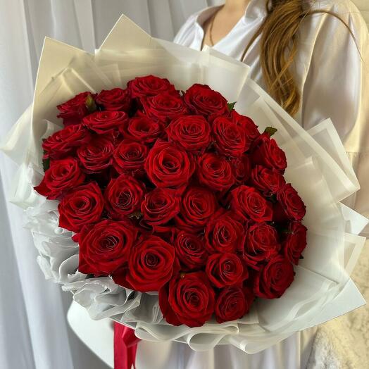 35 rosas fragantes en un paquete de diseño