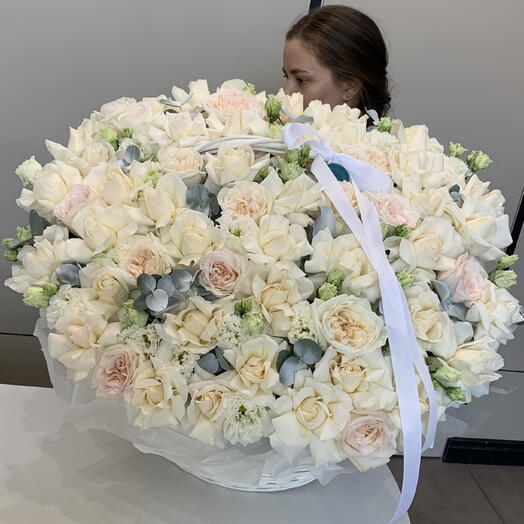 Корзина с цветами из белых Роз
