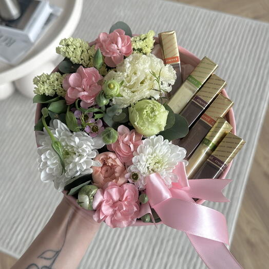 Цветы со сладостями в коробке