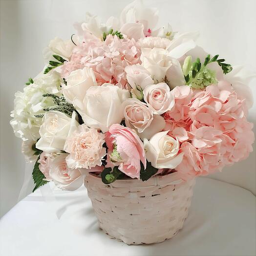 Esplendor floral /Cesta con flores de temporada de colores pasteles