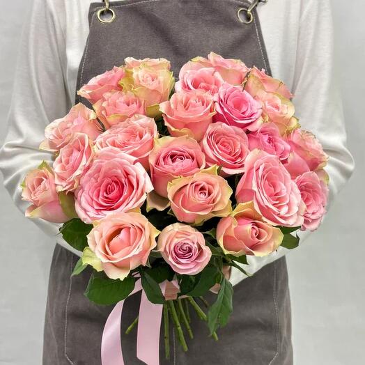 Ramo de flores de 21 rosas verdes y Rosadas