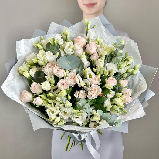 Авторский букет с эустомой, кустовой пионовидной розой и эвкалиптом