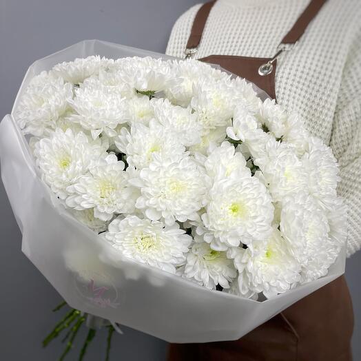 Белые пушистые хризантемы в воздушном оформлении