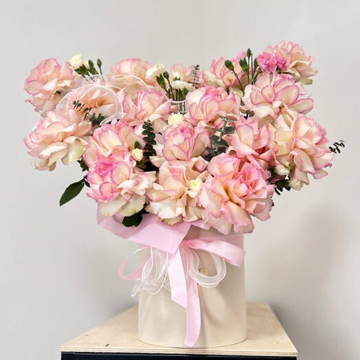 Вывернутые розы в коробке