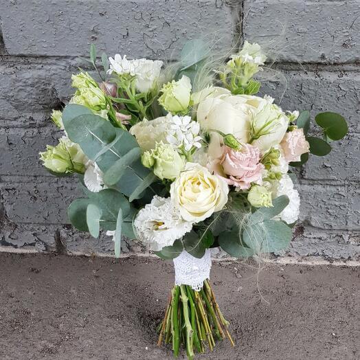 The bride's bouquet. Delicate bouquet in pastel colors