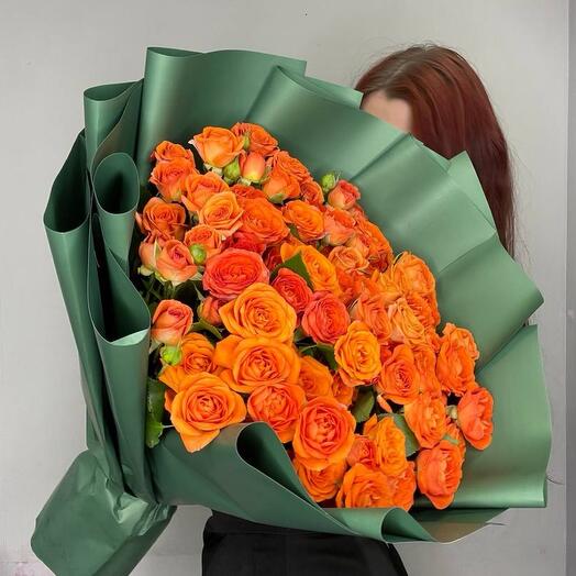 Моно букет из 25 оранжевых кустовых роз
