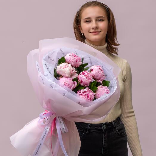 Цветы из сегодняшней поставки - невероятный букет из 7 розовых пионов, с доставкой по Омску. Арт286
