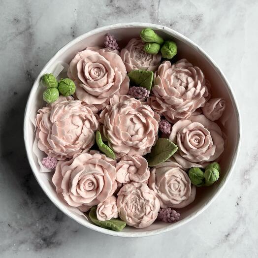 Flores de malvavisco rosa en Caja de sombrero