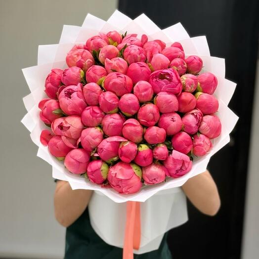 Букет из коралловых пионов