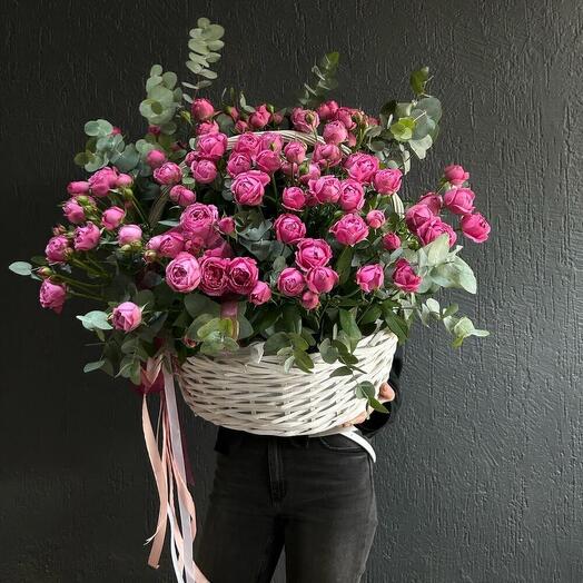Корзина с пионовидными розами💕