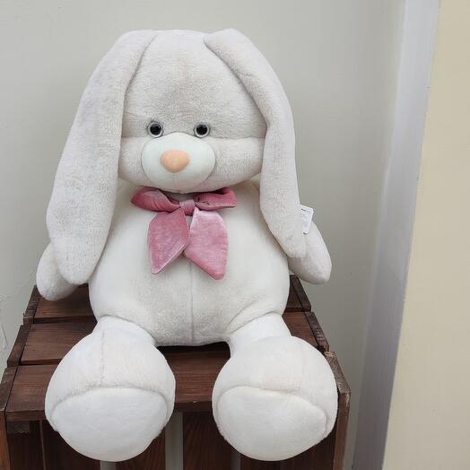 Белый плюшевый заяц