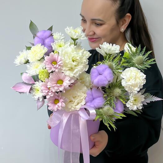 Нежный букет из хлопка, кружевных диантусов,  эрингиума,  кустовых хризантем,  лизиантуса и зелени в сиреневой шляпной коробке