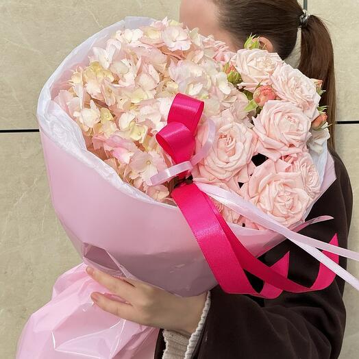 Авторский сборный букет( кустовые розы и гортензии)