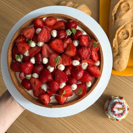 Тарт сезонный с клубникой