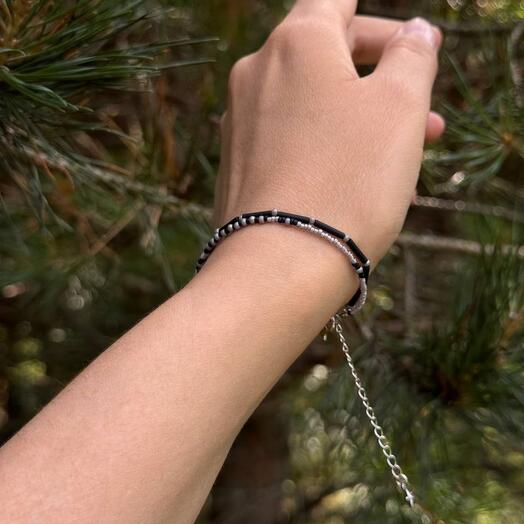 Браслет черно-сиреневый The bracelet is black and lilac in color
