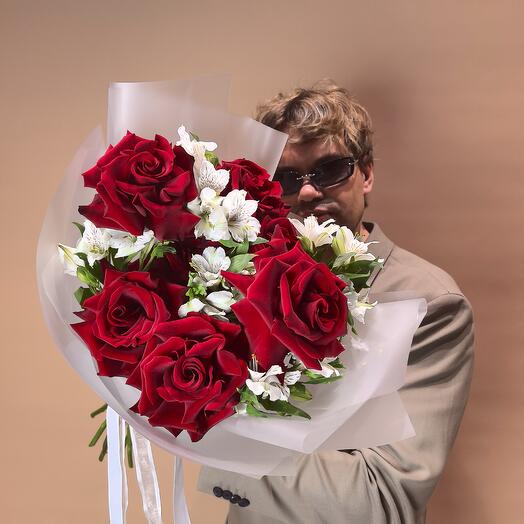 Красная французская роза 7 шт и белая альстромерия 5 шт