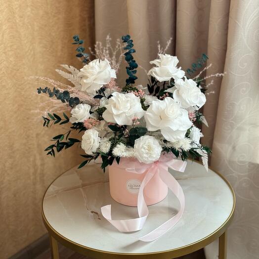 Букет в нежных оттенках в шляпной коробке из стабилизированных цветов