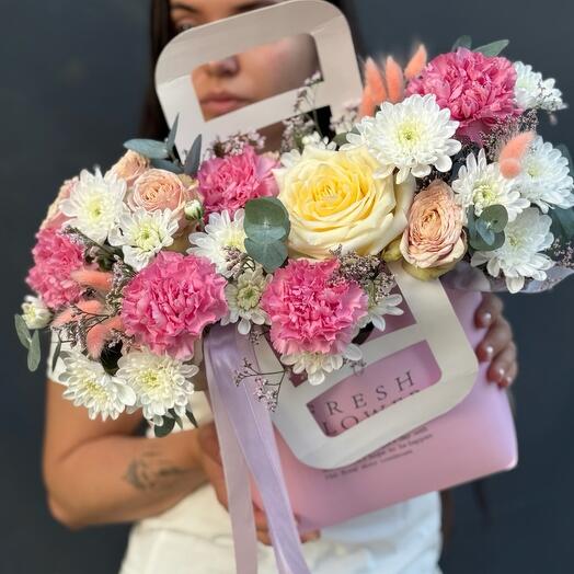 Цветы в сумочке «Конфета» с диантусами и розой
