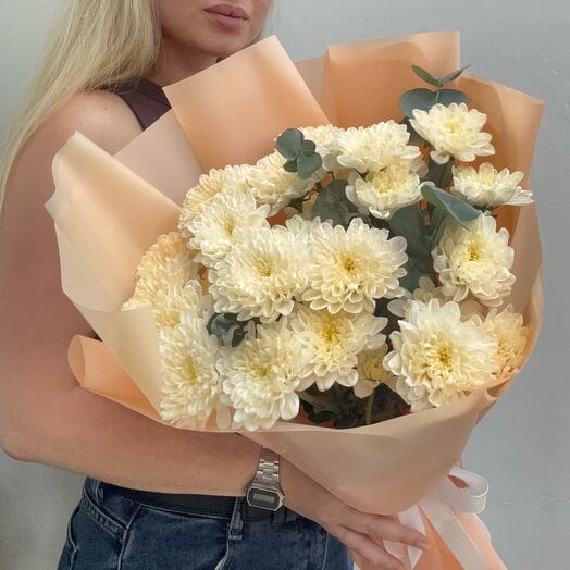Моно букет из кустовых хризантем и эвкалипта