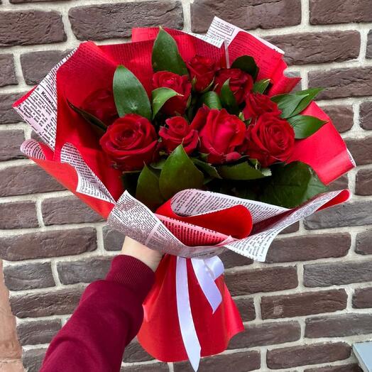 Букет из 9 роз с зеленью рускуса