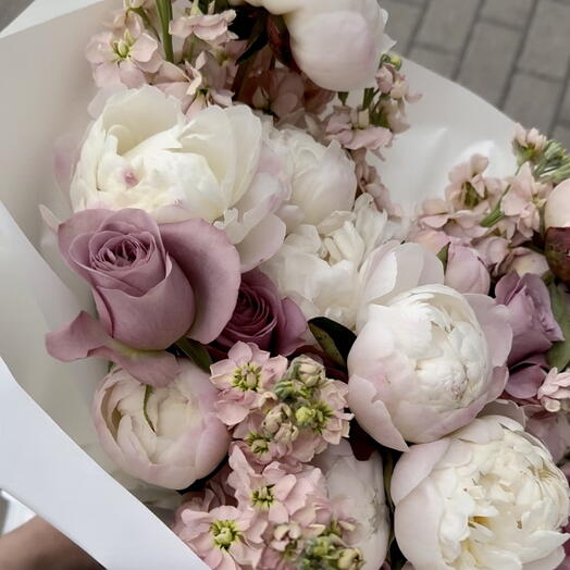 Buquê de peônias e rosas de verão