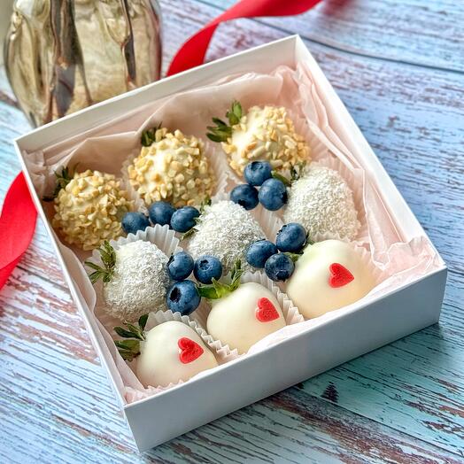 Клубника в белом шоколаде с сердечками и голубикой для любимой