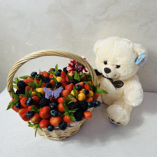 Корзина с ягодами и мишкой