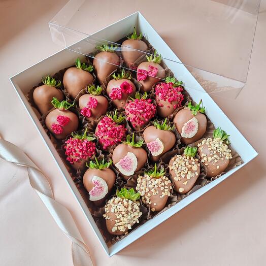 Клубника в шоколаде 20-25  шт с сублимированной малиной