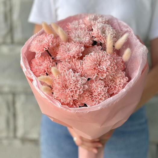 Букет из кустовой хризантемы розовой и лагурус