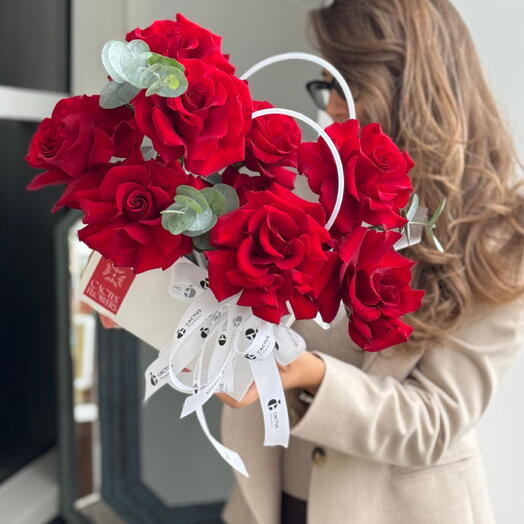 Сумочка из алых французских роз