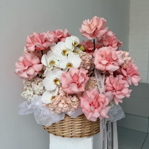 Корзина с гортензиями и французскими розами