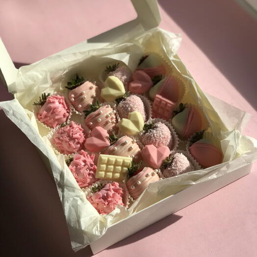 Клубника в шоколаде розовая мечта 16 шт