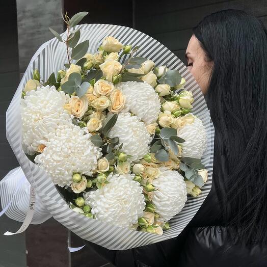 Хризантемы крупные в дуэте с кустовыми розами