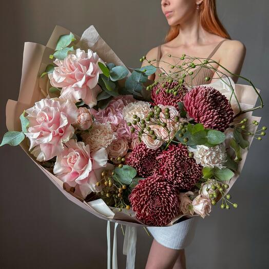 Пышный букет с хризантемами, ягодами и французскими розами. Veresk 828