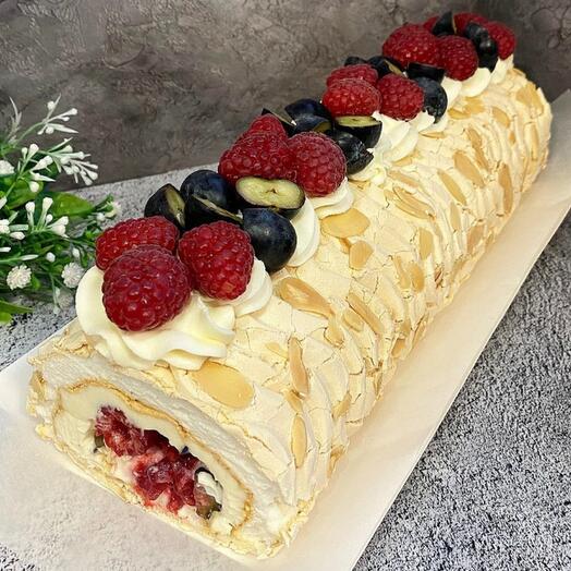 Классический Меренговый рулет с малиной и голубикой
