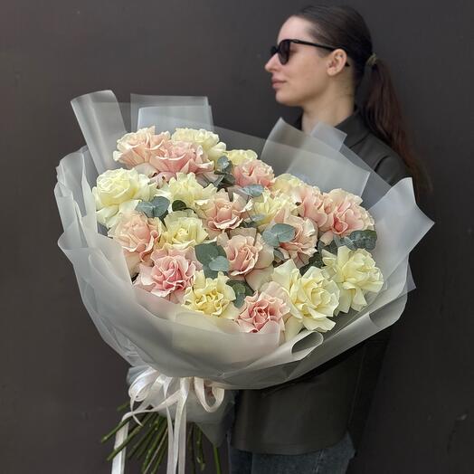 Стильный букет из 21 белой и розовой французской розы